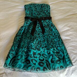 Kay Unger 100% Silk Dress. Size 0.